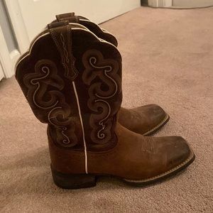 Size 7.5 Ariat square toe boots